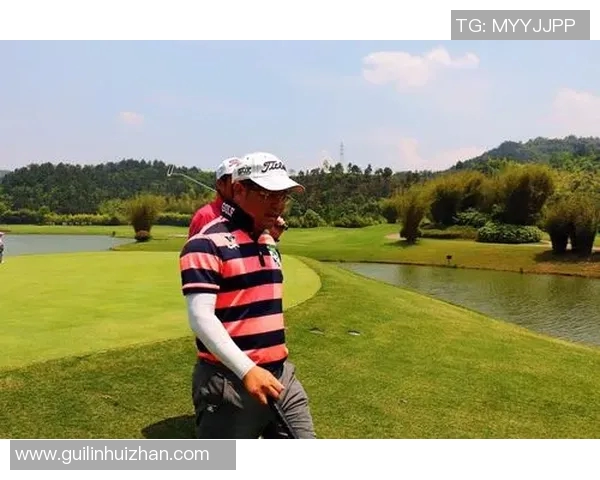 数字油画风格足球球星艺术呈现与球场英姿的完美融合